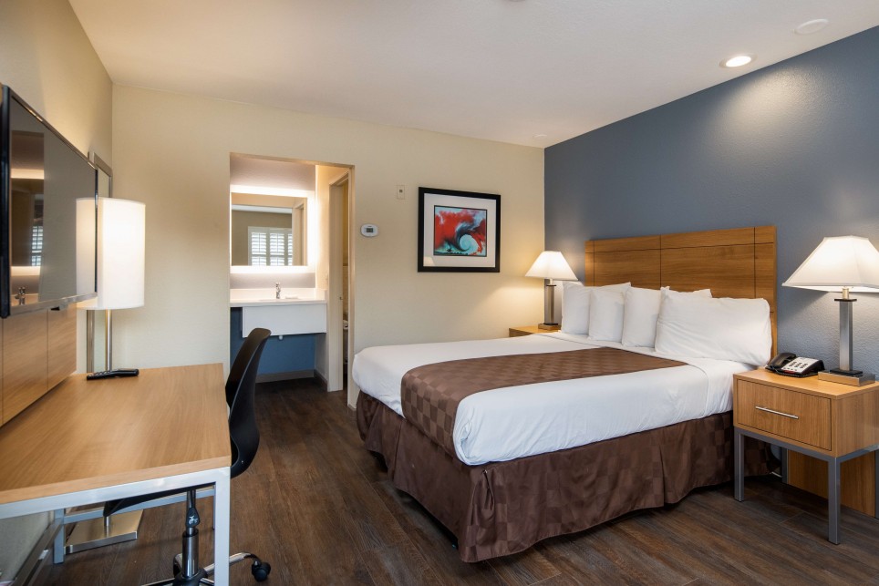 RELAX IN WELL-APPOINTED GUEST ROOMS IN FAIRFIELD, CA