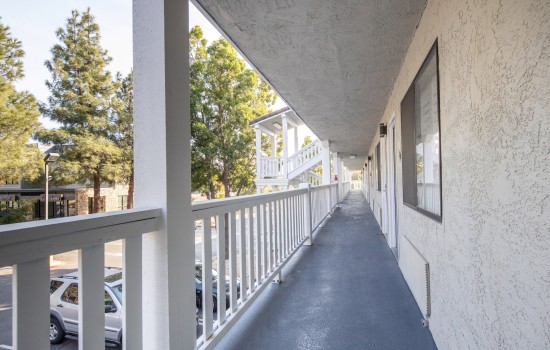 SureStay Fairfield - Exterior Walkway