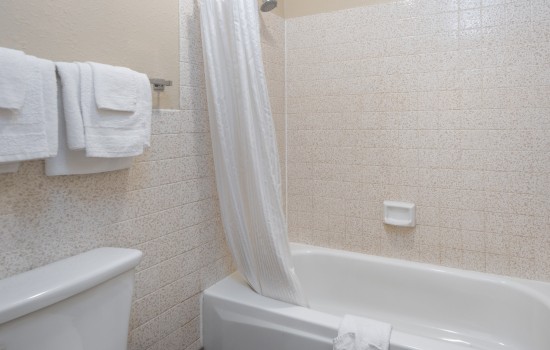 SureStay Fairfield - Guest Bathroom